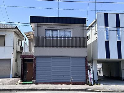 外観：周辺環境がとても充実して住みやすい環境です。間取りは4LDK、お部屋数もあるので家族のプライベート空間がしっかりと保たれます。