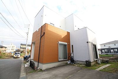 外観：2017年築の中古戸建です。男川小学校まで徒歩約9分、美川中学校まで徒歩約2分で通学も安心な立地です。