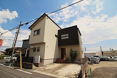 外観：2017年築中古戸建となります。間取りは5LDK、各居室収納付き。小学校までは徒歩5分圏内！周辺環境も充実しています。