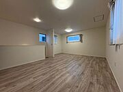 白色を基調とした清潔感のある明るいお部屋です。窓からは光が差し込み、毎朝気持ちよく目覚めることができそうですね。