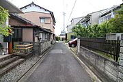 前面道路道幅約2.9メートル。軽自動車やコンパクトカーなど小回りの利くお車での通行が便利です。