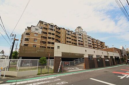 9階建て4階部分のお部屋となります◎住居者様専用のプール、フィットネス設備があるので嬉しいポイントですね！