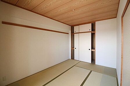 *6帖和室*1階のリビングに隣接する和室は、引き戸で仕切られ独立した一室としても使えますし、仕切りを開ければリビングと一体化!広々空間としてお使いいただけます♪