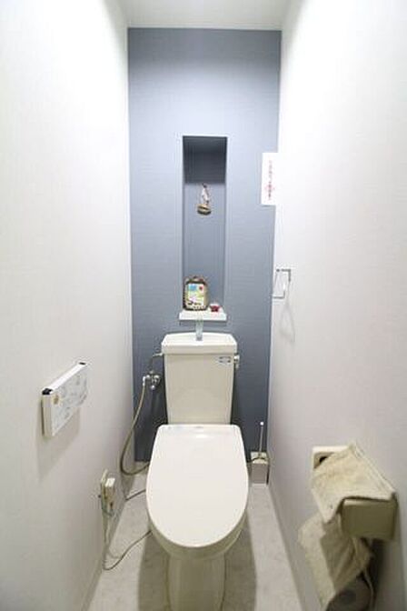 清潔感のあるトイレです。アクセントクロスもお洒落ですね。