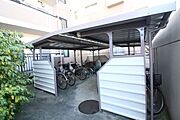 ＊駐輪場＊駐輪場を完備しているため、自転車での通勤・通学にも便利です。屋根が付いているので、大切に保管できます。