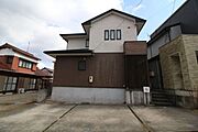 2トーンカラーの外観です。名鉄名古屋本線「本宿」駅まで徒歩約11分で、電車のご利用も便利です。
