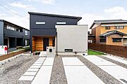 ＊施工事例＊外観「ガルバリウム×塗り壁×レッドシダー」と外壁材を分けた外観。