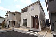 南東道路で日当たり良好！細川小学校まで徒歩約10分、新香山中学校まで徒歩約11分でお子様の通学も安心です。