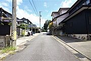 大通り沿いではないため、車通りも多くなく安心できる前面道路です。対向車がきてもすれ違える広さがございます。