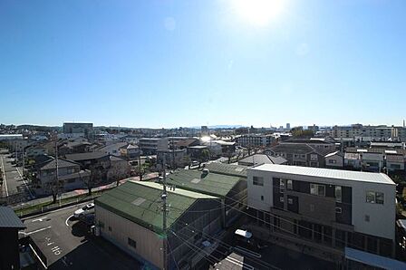 大きな空を眺めて気分転換ができそうですね!天気の良い日は日向ぼっこも出来ます!