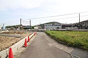 ＊西側前面道路＊幅員約4ｍです。軽自動車やコンパクトカーなど小回りの利くお車での通行が便利です。
