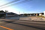 3区画の分譲地です。新生活を同じ時期にスタートさせることが多く困った時にも心強いですね。