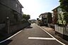 外観：西側前面道路です。広々しているので駐車がしやすいです。