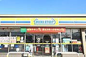 ミニストップ　東阿知和店駐車場が広くてとても入りやすいです。 3500m