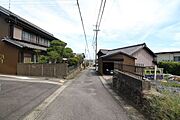 大通り沿いではないため、車通りも多くなく安心できる前面道路です。対向車がきてもすれ違える広さがございます。