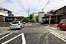 外観：前面道路幅員約8ｍです。対向車がきてもすれ違うことができるので安心ですね。