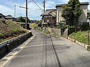 ＊東側前面道路＊幅員約4ｍです。軽自動車やコンパクトカーなど小回りの利くお車での通行が便利です。