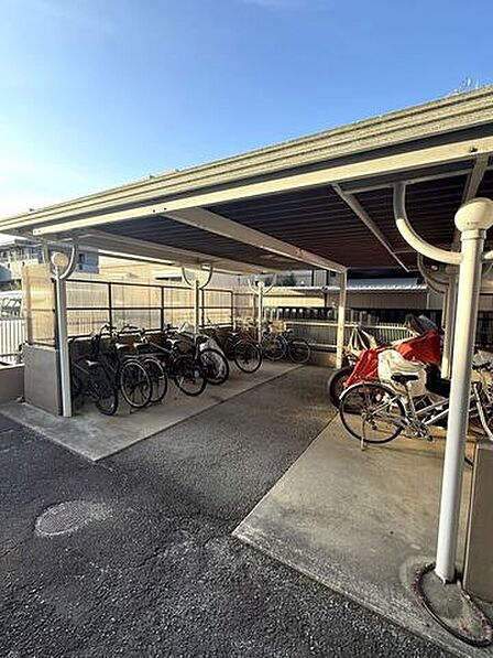 *駐輪場*駐輪場を完備しているため、自転車での通勤・通学にも便利です。