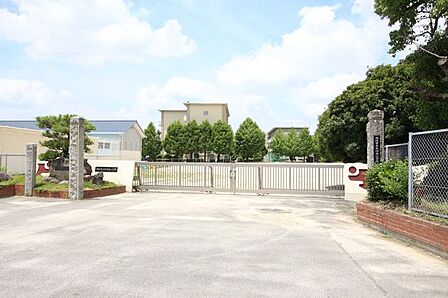 矢作西小学校岡崎市宇頭町にある公立の小学校です!小学校周辺の道路は道幅が広く安全に通学できそうです! 400m