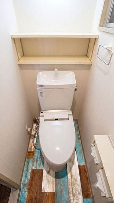 小窓がついていて換気ができるので、嫌な臭いをこもらせません!ペーパーホルダー2つといった「あったら嬉しい!」ポイントもございます!
