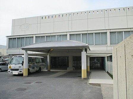 聖カタリナ幼稚園バスの送迎が多方面にあり、幼稚園から遠い方も通園できるようになっています。縦割り保育も魅力です! 400m