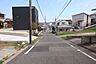 外観：ゆったり約6m幅の前面道路で、お車の出し入れも楽々。住宅街らしい落ち着きがあり、暮らしやすさを支えます。