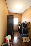 納戸はたくさん収納ができる嬉しいスペースです。普段は使わない季節物やスーツケースなどたくさんの物を収納できます。