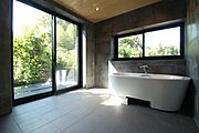 ＊バスルーム＊窓を開ければ露天風呂気分が味わえそうです！緑を眺めながら寛ぎのバスタイムをお過ごしください！
