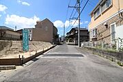 ＊前面道路＊前面道路（西側）約6.0ｍ、間口約17.6ｍ。車通りも多くなく安心できる前面道路です。対向車がきてもすれ違える広さがございます。
