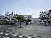 福岡中学校岡崎市福岡町にある、公立の中学校です！福岡町、上地町、国正町新田、上地1丁目、上地6丁目、若松町川向、若松町向山の子が通う中学校です！ 830m