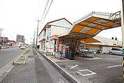 コープ岡崎営業時間10:00～20:00！定休日は1月1日～3日、毎週水曜日！駐車場35台完備！ 750m