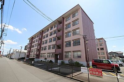 外観:前面道路が広い好立地なマンションです 外観:前面道路が広い好立地なマンションです