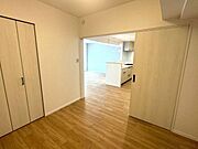 洋室（4.5畳）家事の合間に一息つく「セカンドリビング」や「家事室」としても非常に動線が良い位置にあります。