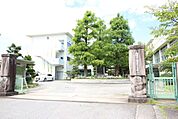 竜美丘小学校岡崎市竜美台1丁目にある公立の小学校です！グランドが広々としています！！ 480m