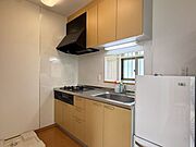 キッチンが壁付けになっており、空間をさらに広く使える工夫がされていますね