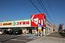 周辺：スギ薬局 羽根北店営業時間　9：00～22：00！駐車場36台分完備！処方箋受付もできます！化粧品、日用品、食品と品揃えも豊富です！！ 850m