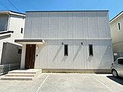 清潔感のあるホワイト色の一戸建て！