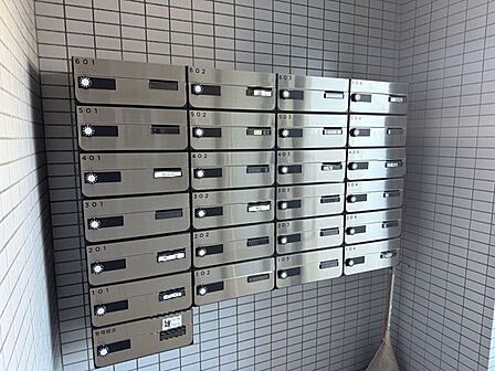 集合ポスト建物内にポストがございます!天候が悪い日でも外に出ることなく郵便物が受け取れるのが良いですね!