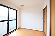 洋室約5帖にもベランダがあります。