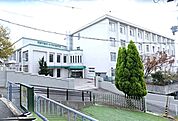 高校「私立夙川高校まで898m」