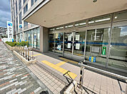 銀行「みなと銀行中央市場支店まで393m」