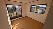 2階洋室はバルコニーあり。窓が大きくお部屋が広く感じます