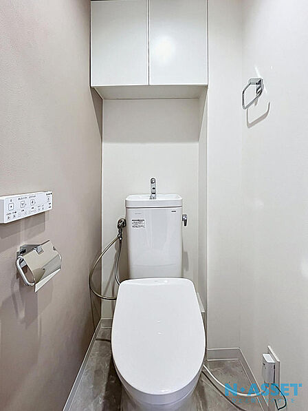 新規交換済みのトイレは、便利な温水洗浄機能付き。上部の収納棚が、スッキリとした空間を保ちます♪