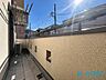 バルコニー：リビングに面しているため、室内からの行き来がとてもスムーズ。天気の良い日は窓を開けて風を通したり、手軽にお布団を干したりと日常使いに大変便利です。