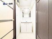 清潔感のあるカラーで統一されたプライベート空間は、身だしなみチェックや肌のお手入れに最適です