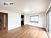 ナチュラルな色合いで統一された明るい室内空間