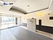 清潔感のある明るいエントランスが、毎日の帰宅を心地よく迎えてくれます