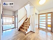 ナチュラルな色合いで統一された明るい室内空間