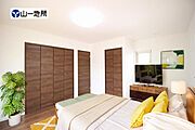 大きな窓からたっぷりと陽光が注がれる明るい空間です