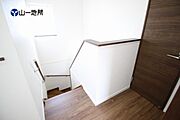 家族に優しい手すり付き階段。手すりには安全のほかにも身体への負担の軽減という大きな役割があります